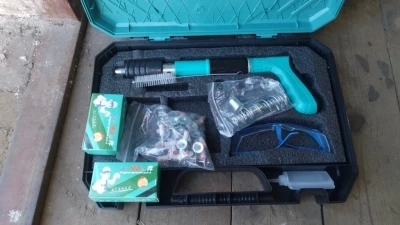 7868082-large-review-tsvyakhozabivniy-pistolet-stepler.webp
